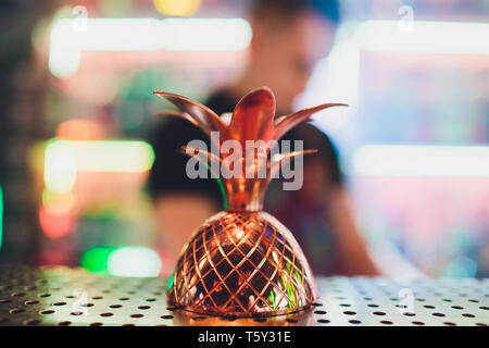 Occhiali in metallo di freschi cocktail estivo decorate con frutta e fumi sul bancone del bar. Foto Stock