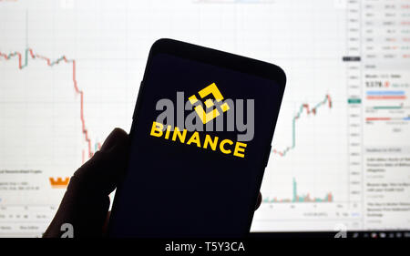 MONTREAL, Canada - 26 Aprile 2019: Binance cryptocurrency scambio logo e applicazione su Android samsung galaxy s9 Plus schermo in una mano sopra un lapt Foto Stock