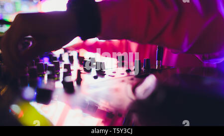 Le mani di DJ mix di tracce sul giradischi digitale e software sul computer portatile con il software di mixaggio professionale.disc jockey riprodurre musica show. Foto Stock