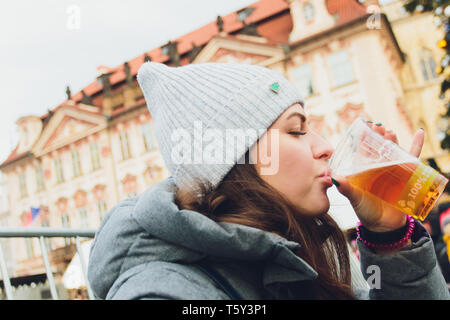 Donna di bere birra nel bar terrazza su strada. Foto Stock