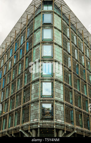 Ufficio moderno blocco con bronzo curtain wall facciata, 60 Queen Victoria Street, Londra Foto Stock