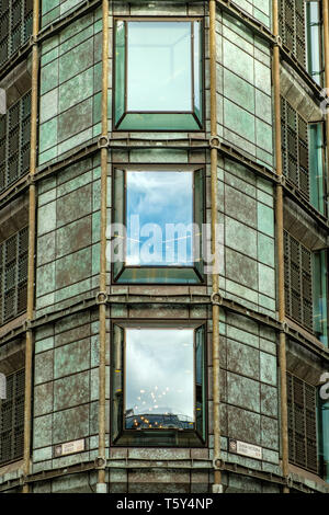 Ufficio moderno blocco con bronzo curtain wall facciata, 60 Queen Victoria Street, Londra Foto Stock