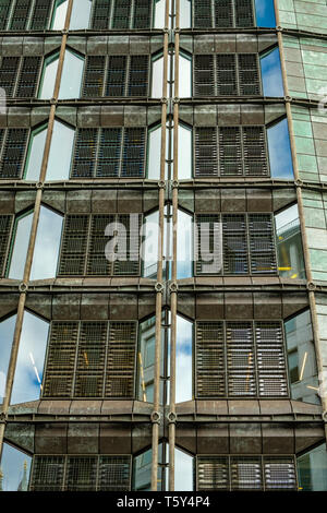 Ufficio moderno blocco con bronzo curtain wall facciata, 60 Queen Victoria Street, Londra Foto Stock