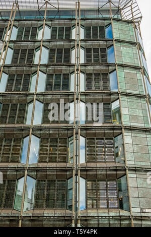 Ufficio moderno blocco con bronzo curtain wall facciata, 60 Queen Victoria Street, Londra Foto Stock