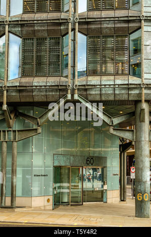 Ufficio moderno blocco con bronzo curtain wall facciata, 60 Queen Victoria Street, Londra Foto Stock