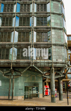 Ufficio moderno blocco con bronzo curtain wall facciata, 60 Queen Victoria Street, Londra Foto Stock