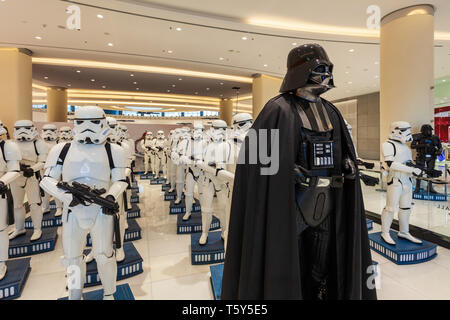 DUBAI, Emirati Arabi Uniti - 25 febbraio 2019: dei personaggi di Star Wars Darth Vader e Stormtroopers nel centro commerciale di Dubai negli Emirati arabi uniti Foto Stock