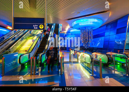DUBAI, Emirati Arabi Uniti - 28 febbraio 2019: Burjuman transito rapido stazione metro interno nella città di Dubai negli Emirati arabi uniti Foto Stock