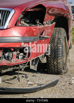 Un primo piano di una vettura rotto dopo un incidente di macchina incidente sulla strada Foto Stock