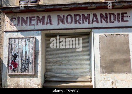 Bayeux, Francia - 01 Settembre 2018: vecchio cinema abbandonato a Bayeux. Dipartimento del Calvados Normandia Francia Foto Stock