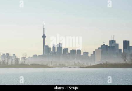 Sihouettes di Toronto waterfront edifici pietra miliare nella nebbia haze in una calda giornata di primavera Foto Stock