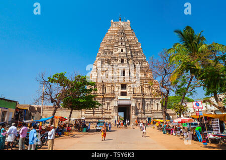 HAMPI, India - 16 febbraio 2012: Tempio Virupaksha di Hampi, era il centro dell'indù Impero Vijayanagara nello stato del Karnataka in India Foto Stock