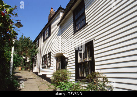 Vecchie case weatherboarded lungo il passaggio di Chiesa, in Hastings Old Town, East Sussex Regno Unito Foto Stock