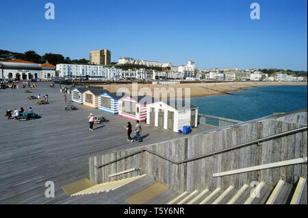 Hastings Pier, East Sussex Regno Unito, con i pedoni, guardando verso il lungomare di Hastings Foto Stock