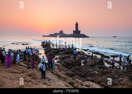 KANYAKUMARI, India - 20 Marzo 2012: Unidentified pellegrini in cerca di sunrise a Kanyakumari città cape nello stato federato di Tamil Nadu in India Foto Stock