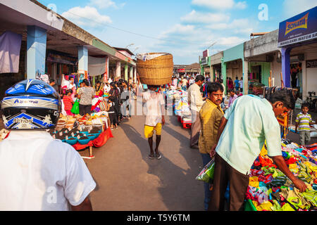 GOA, INDIA - Aprile 06, 2012: abito indiano e tessuto al mercato locale in India Foto Stock