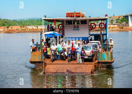 GOA, India - 06 novembre 2011: locale con il traghetto sul fiume Terekhol dal Maharashtra a Goa in India Foto Stock
