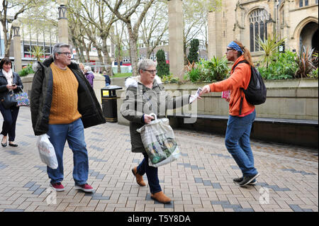 Un protestore anti-UKIP che dà volantini agli acquirenti di passaggio nel centro della città prima delle elezioni locali, Wakefield, West Yorkshire, Inghilterra, Regno Unito, 27th aprile 2019. Foto Stock