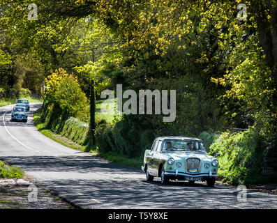 Crosshaven, Cork, Irlanda. Xxvii Aprile, 2019. Eamon Foley nel suo 1966 Wolseley 6 come parte del veterano Crosshaven,Vintage e Classic Motor Club gestito da Glengarriff da Crosshaven, Co. Cork, Irlanda. Credito: David Creedon/Alamy Live News Foto Stock