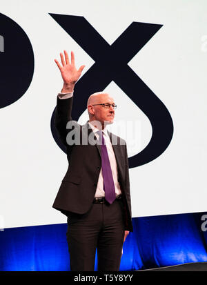 Edimburgo, Scozia, Regno Unito. 27 Aprile, 2019. SNP ( Partito nazionale scozzese) Conferenza di Primavera avviene all'EICC ( Edinburgh International Conference Centre) di Edimburgo. Nella foto; il Vice Primo Ministro John Swinney riconosce i delegati' applausi alla fine del suo discorso alla conferenza Credito: Iain Masterton/Alamy Live News Foto Stock