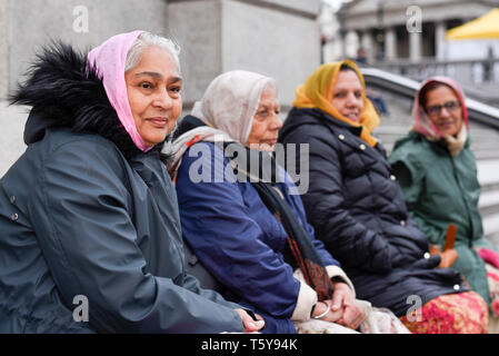 Londra, Regno Unito. Il 27 aprile 2019. I visitatori del festival di Vaisakhi in Trafalgar Square, ospitato dal sindaco di Londra. Per i sikh e Punjabis, il festival celebra il raccolto primaverile e commemora la fondazione della comunità Khalsa oltre 300 anni fa. Credito: Stephen Chung / Alamy Live News Foto Stock