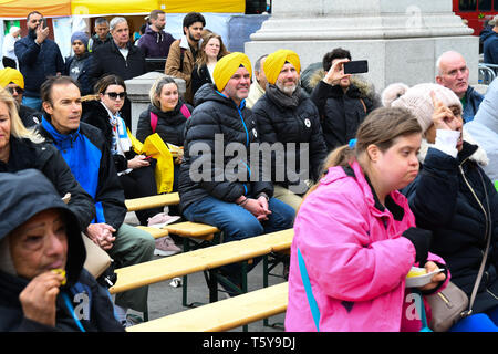 Londra, Inghilterra, Regno Unito. Il 27 aprile 2019. Vaisakhi Festival è una religione Sikh Nuovo Anno a Trafalgar Square, Londra, Regno Unito. Credito: Picture Capital/Alamy Live News Foto Stock