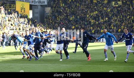 Dortmund, Deutschland. 27 apr, 2019. firo: 27.04.2019, calcio, 1.Bundesliga, stagione 2018/2019, Derby, Revierderby, BVB, Borussia Dortmund - FC Schalke 04 2: 4 giubilo, La Ola Schalke lettore nella parte anteriore dei tifosi | Utilizzo di credito in tutto il mondo: dpa/Alamy Live News Foto Stock