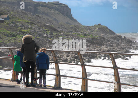 Portland. Il 27 aprile 2019. Persone wrap up caldo come tempesta 'Hannah' soffia in, a onda-guarda su Chesil Beach, Portland. Credito: stuart fretwell/Alamy Live News Foto Stock