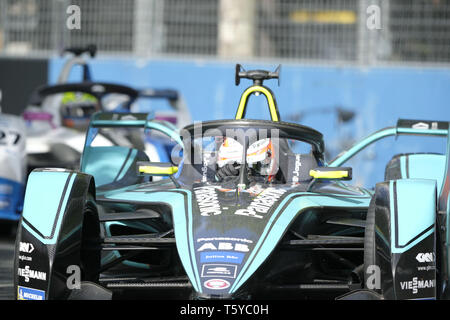 Parigi, Francia. 27 apr, 2019. Panasonic Jaguar Racing Jaguar I-Tipo 3 pilota brasiliano Nelson Piquet jr. in azione durante la gara dell'E-Premio di Parigi per la Formula-e nel campionato del mondo presso il circuito Les Invalides - Paris - France.Robin Frijns Audi e-Tron Virgin Racing vince E-Prix de Paris Formula-E al circuito di Les Invalides - Parigi - Francia Credito: Pierre Stevenin/ZUMA filo/Alamy Live News Foto Stock