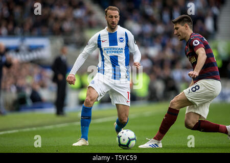 Brighton e Hove, Inghilterra, Regno Unito il 27 aprile 2019. Glenn Murray di Brighton e Hove Albion & Jonjo Shelvey di Newcastle United durante il match di Premier League tra Brighton e Hove Albion e Newcastle United presso la American Express Community Stadium di Brighton e Hove, Inghilterra il 27 aprile 2019. Foto di Steve palla. Solo uso editoriale, è richiesta una licenza per uso commerciale. Nessun uso in scommesse, giochi o un singolo giocatore/club/league pubblicazioni. Credit: UK Sports Pics Ltd/Alamy Live News Foto Stock