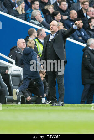 Brighton e Hove, Inghilterra, Regno Unito il 27 aprile 2019. Newcastle United manager Rafa Benitez dà istruzioni durante il match di Premier League tra Brighton e Hove Albion e Newcastle United presso la American Express Community Stadium di Brighton e Hove, Inghilterra il 27 aprile 2019. Foto di Steve palla. Solo uso editoriale, è richiesta una licenza per uso commerciale. Nessun uso in scommesse, giochi o un singolo giocatore/club/league pubblicazioni. Credit: UK Sports Pics Ltd/Alamy Live News Foto Stock