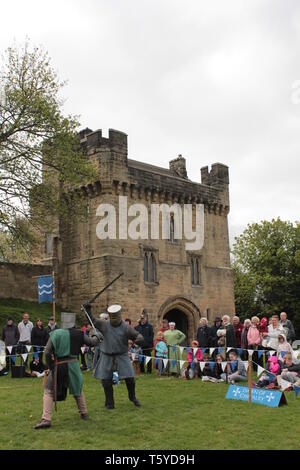 Morpeth, Regno Unito, 27 Aprile, 2019. Cavaliere medievale del torneo di combattimento presentato dall alba della Cavalleria a Morpeth parte del castello di Morpeth Northumbrian raccolta. Credito: DavidWhinham/Alamy Live News Foto Stock