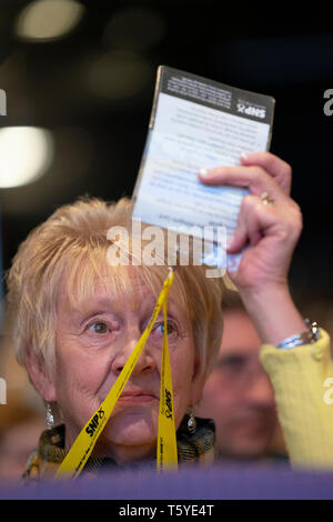 Edimburgo, Scozia, Regno Unito. 27 Aprile, 2019. SNP ( Partito nazionale scozzese) Conferenza di Primavera avviene all'EICC ( Edinburgh International Conference Centre) di Edimburgo. Nella foto; femmina delegare il voto durante una sessione del giorno 1. Credito: Iain Masterton/Alamy Live News Foto Stock