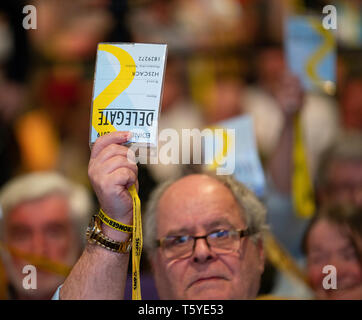 Edimburgo, Scozia, Regno Unito. 27 Aprile, 2019. SNP ( Partito nazionale scozzese) Conferenza di Primavera avviene all'EICC ( Edinburgh International Conference Centre) di Edimburgo. Nella foto; maschio delegare il voto durante una sessione del giorno 1. Credito: Iain Masterton/Alamy Live News Foto Stock