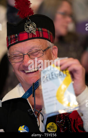 Edimburgo, Scozia, Regno Unito. 27 Aprile, 2019. SNP ( Partito nazionale scozzese) Conferenza di Primavera avviene all'EICC ( Edinburgh International Conference Centre) di Edimburgo. Nella foto; maschio delegare il voto durante una sessione del giorno 1. Credito: Iain Masterton/Alamy Live News Foto Stock