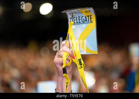 Edimburgo, Scozia, Regno Unito. 27 Aprile, 2019. SNP ( Partito nazionale scozzese) Conferenza di Primavera avviene all'EICC ( Edinburgh International Conference Centre) di Edimburgo. Nella foto; delegare il voto durante una sessione del giorno 1. Credito: Iain Masterton/Alamy Live News Foto Stock