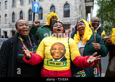 Londra, Regno Unito. 27 apr 2019. I sudafricani i sostenitori del Congresso Nazionale Africano (ANC), il partito al di fuori dell'Alta Commissione del Sud Africa a Londra dopo di esprimere il loro voto in questo anno di elezioni generali. Oltre 9000 sudafricani si sono registrati per votare nel Regno Unito, che è il più alto numero di elettori iscritti residenti all'estero. La Commissione elettorale ha esteso le ore di voto per i cittadini sudafricani a Londra fino a 11:30 pm sabato notte a causa della Vaisakhi Festival a Trafalgar Square. Credito: Dinendra Haria/Alamy Live News Foto Stock