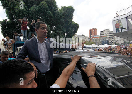 Caracas, Venezuela. 27 apr, 2019. Venezuelano leader dell opposizione e auto-proclamato presidente Juan Guaido accoglie il suo pubblico in un rally a Caracas. Guaido chiamato per una grande mobilitazione nazionale per il prossimo 1 Maggio. Credito: Angel Hernandez/dpa/Alamy Live News Foto Stock