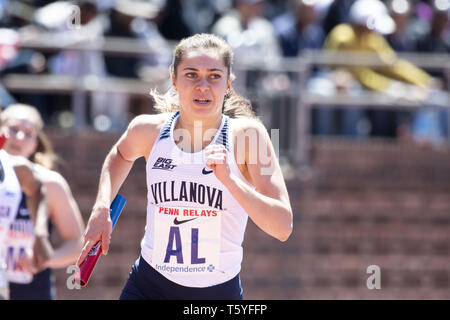 Philadelphia, Pennsylvania, USA. 27 apr, 2019. Villanova di competere nel collegio femminile 4x800 campionato di America di Franklin Campo in Philadelphia PA Credito: Ricky Fitchett/ZUMA filo/Alamy Live News Foto Stock