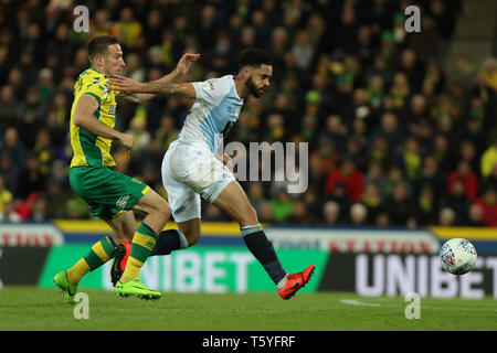 Carrow Road, Norwich, Regno Unito. 27 apr, 2019. EFL Campionato di calcio, Norwich City versus Blackburn Rovers; Derrick Williams di Blackburn Rovers protegge la palla da Marco Stiepermann di Norwich City Credit: Azione Plus sport/Alamy Live News Foto Stock