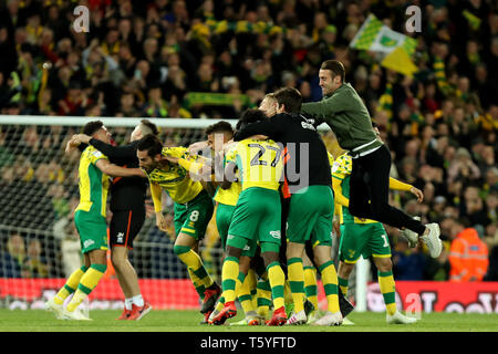 Carrow Road, Norwich, Regno Unito. 27 apr, 2019. EFL Campionato di calcio, Norwich City versus Blackburn Rovers; il Norwich City giocatori celebrare come Norwich City vengono promossi alla premier league Credito: Azione Sport Plus/Alamy Live News Foto Stock