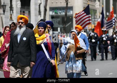 La città di New York, New York, Stati Uniti d'America. 27 apr, 2019. La religione Sikh Società culturale di New York ha ospitato la 32nd. annuale Giornata Sikh Parade all New York City la Madison Avenue il 27 aprile 2019, e un festival alla fine di il percorso della parata a Madison Park. Credito: G. Ronald Lopez/ZUMA filo/Alamy Live News Foto Stock