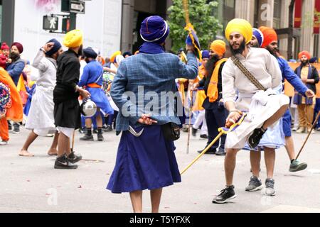 La città di New York, New York, Stati Uniti d'America. 27 apr, 2019. La religione Sikh Società culturale di New York ha ospitato la 32nd. annuale Giornata Sikh Parade all New York City la Madison Avenue il 27 aprile 2019, e un festival alla fine di il percorso della parata a Madison Park. Credito: G. Ronald Lopez/ZUMA filo/Alamy Live News Foto Stock