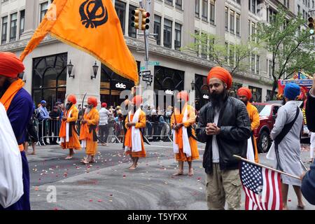 La città di New York, New York, Stati Uniti d'America. 27 apr, 2019. La religione Sikh Società culturale di New York ha ospitato la 32nd. annuale Giornata Sikh Parade all New York City la Madison Avenue il 27 aprile 2019, e un festival alla fine di il percorso della parata a Madison Park. Credito: G. Ronald Lopez/ZUMA filo/Alamy Live News Foto Stock