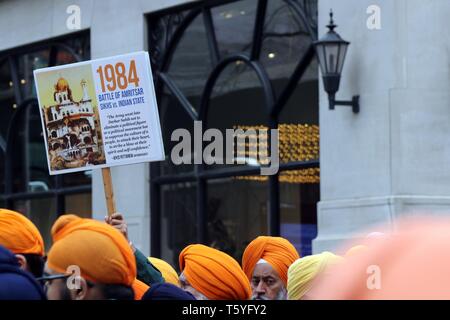 La città di New York, New York, Stati Uniti d'America. 27 apr, 2019. La religione Sikh Società culturale di New York ha ospitato la 32nd. annuale Giornata Sikh Parade all New York City la Madison Avenue il 27 aprile 2019, e un festival alla fine di il percorso della parata a Madison Park. Credito: G. Ronald Lopez/ZUMA filo/Alamy Live News Foto Stock