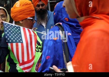 La città di New York, New York, Stati Uniti d'America. 27 apr, 2019. La religione Sikh Società culturale di New York ha ospitato la 32nd. annuale Giornata Sikh Parade all New York City la Madison Avenue il 27 aprile 2019, e un festival alla fine di il percorso della parata a Madison Park. Credito: G. Ronald Lopez/ZUMA filo/Alamy Live News Foto Stock