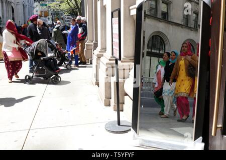 La città di New York, New York, Stati Uniti d'America. 27 apr, 2019. La religione Sikh Società culturale di New York ha ospitato la 32nd. annuale Giornata Sikh Parade all New York City la Madison Avenue il 27 aprile 2019, e un festival alla fine di il percorso della parata a Madison Park. Credito: G. Ronald Lopez/ZUMA filo/Alamy Live News Foto Stock