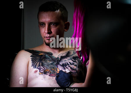 Varsavia. 27 apr, 2019. Un uomo è visto essere tatuato durante la quarta edizione del tatuaggio di Varsavia giorni a Varsavia in Polonia il 27 aprile 2019. Credito: Jaap Arriens/Xinhua/Alamy Live News Foto Stock