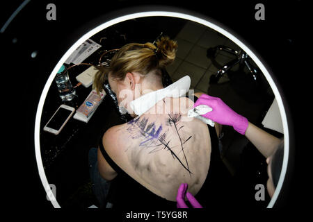 Varsavia. 27 apr, 2019. Una donna è visto essere tatuato durante la quarta edizione del tatuaggio di Varsavia giorni a Varsavia in Polonia il 27 aprile 2019. Credito: Jaap Arriens/Xinhua/Alamy Live News Foto Stock