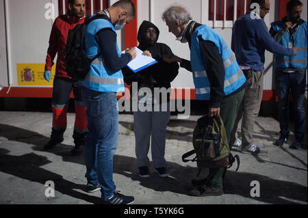 Malaga, Spagna. 27 apr, 2019. Una donna migrante è visto parlare con un membro di frontiera europea e Guardia costiera (Agenzia Frontex) al di fuori di una situazione di emergenza umanitaria in stallo dopo il suo arrivo al porto di Malaga. Spagna's Maritime Rescue service salvato 56 migranti a bordo di un battello che attraversa il Alboran Mare e li ha portati al porto di Malaga, dove sono stati assistiti dalla Croce Rossa spagnola. Credito: Gesù Merida/SOPA Immagini/ZUMA filo/Alamy Live News Foto Stock